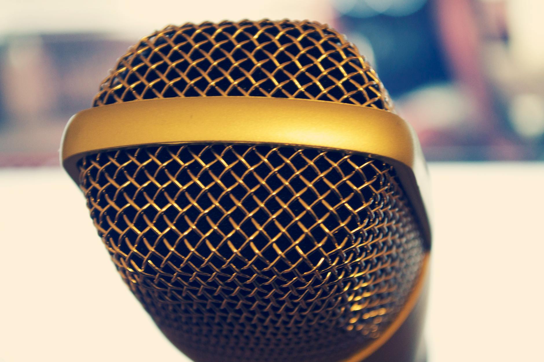 shallow focus photography of microphone